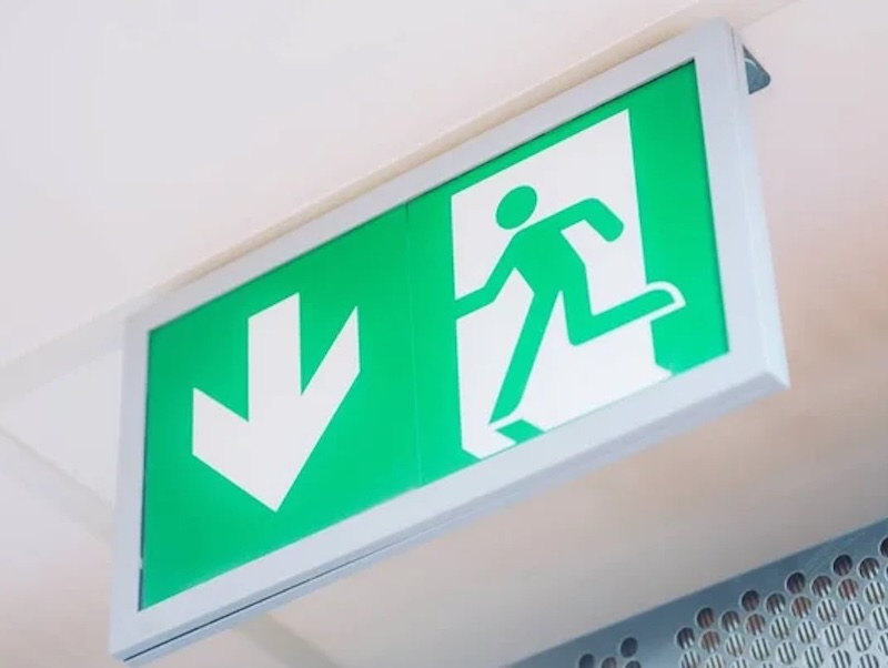 depositphotos_157229004-stock-photo-evacuation-exit-interior-siihkhgn copia